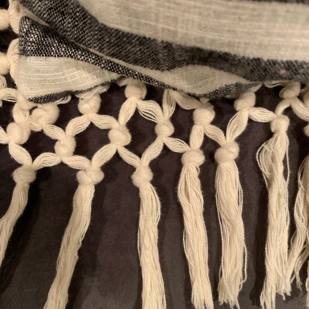 Striped pillows with crochet fringe - Picture 2 of 2